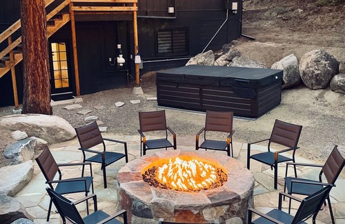 Lower Kingsbury Casa | Hangout Den, Hot Tub for 8, Firepit, Trails, Beach 1 mile, Sleeps 10