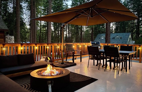 Lower Kingsbury Casa | Hangout Den, Hot Tub for 8, Firepit, Trails, Beach 1 mile, Sleeps 10