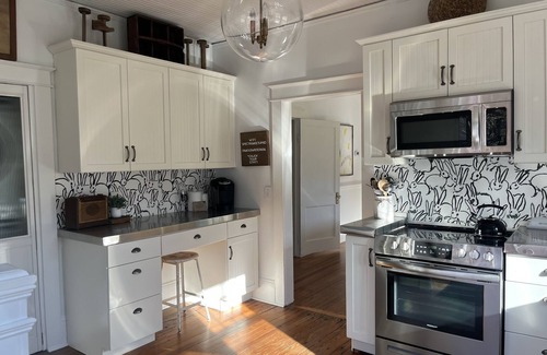 Raleigh Otro | Hanks Farm 🖤- Sleeps 5, 1930s farm 1.5 acres ,Charming Cozy ,Events, Pets ok