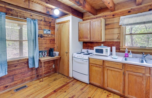 Taswell Cabina | Hansel & Gretel Cabin at White Oaks Cabins