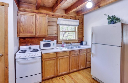 Taswell Cabina | Hansel & Gretel Cabin at White Oaks Cabins