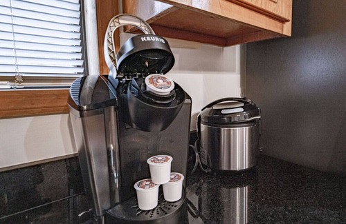 Blairsville Cabina | "Hansel": Spacious Cabin w/ Views, Greenery, Deck!