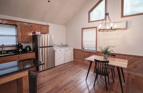 Blairsville Cabina | "Hansel": Spacious Cabin w/ Views, Greenery, Deck!