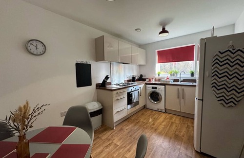 Swindon Casa | Hanwell House SN25 Long Stays Sleep 5 Free Parking