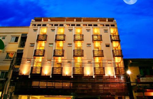 Phra Athit Casa | Happio Near Chabad House