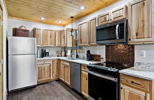 Lake Lure Cabaña | Happy Bear: Lake Lure Cottage Hot Tub & Fire Pit