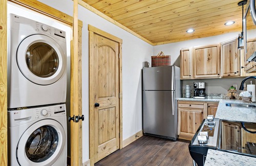 Lake Lure Cabaña | Happy Bear: Lake Lure Cottage Hot Tub & Fire Pit