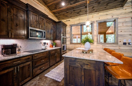 Pickens Cabina | Happy Bears Cabin / Hot Tub, Playset, Arcade/Only Cabin on Cul de Sac
