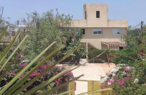 Ngaparou Apartamento | Happy Bien être Accommodation 2 bedrooms, living room with 2 bathrooms