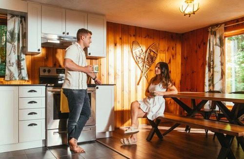 Sainte-Agathe-des-Monts Cabina | Happy Camper Chalet w/ Hot Tub & Sauna on Mountain