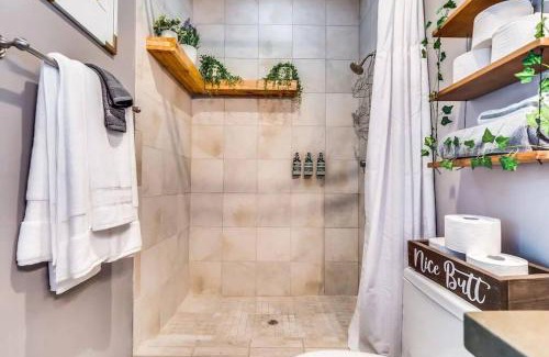 West University Casa | Happy Cactus Walkable 2BR by UofA and Parking