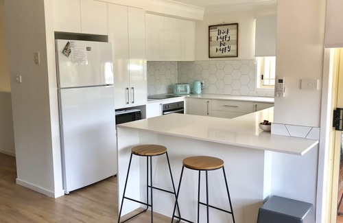 Port Macquarie Casa | Happy Days Beach Shack - junto a la playa, se adapta a familias y mascotas fuera