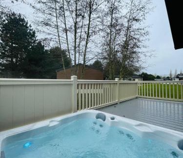 Allerthorpe Casa | Happy Days Lodge with Hot Tub
