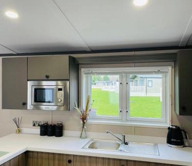 Allerthorpe Casa | Happy Days Lodge with Hot Tub