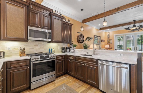 North Causeway Casa | Happy Daze: Prime Location, Pool, Tiki Bar and Marina Access 🍹🌴