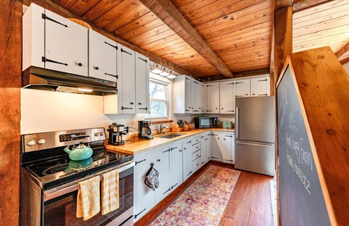 Arrington Otro | Happy Farm with Views & Hot Tub!