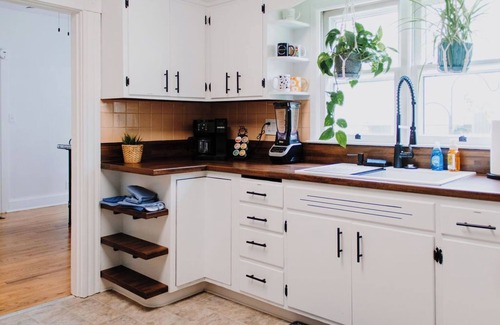 Wilmington Casa | Happy Hen House 2-Bedroom House w/ Amazing Front Porch and Backyard Chickens