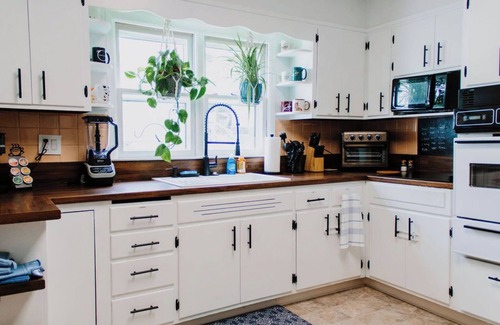 Wilmington Casa | Happy Hen House 2-Bedroom House w/ Amazing Front Porch and Backyard Chickens