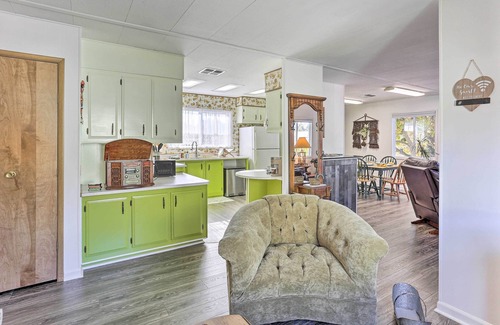 McKinleyville Casa | 'Happy Hippie Chicks' Retreat w/ Farm Animals