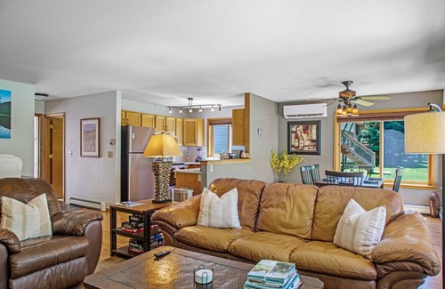 Carbondale Apartamento | Happy Home - Sunny and Clean House near Downtown
