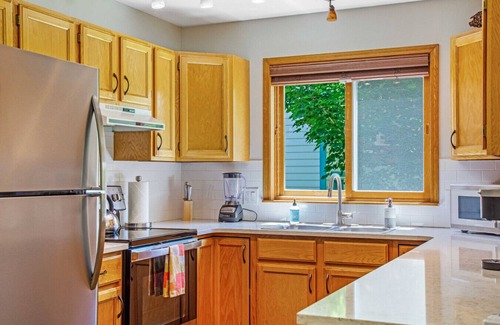 Carbondale Apartamento | Happy Home - Sunny and Clean House near Downtown