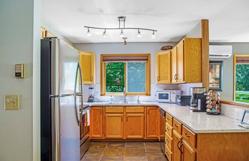 Carbondale Apartamento | Happy Home - Sunny and Clean House near Downtown