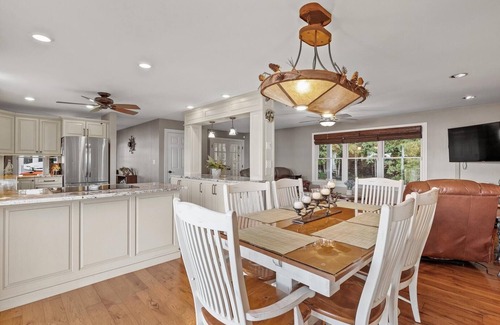 Laconia Casa | Happy Hours on Lake Winnisquam