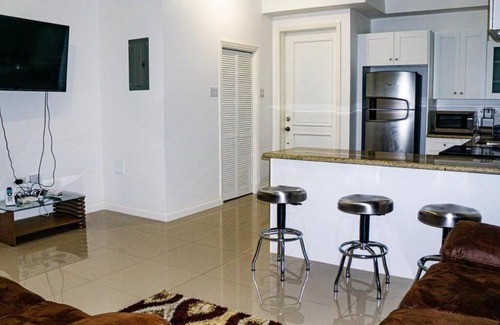 Spanish Town Apartamento | Happy Hours Vacay Home