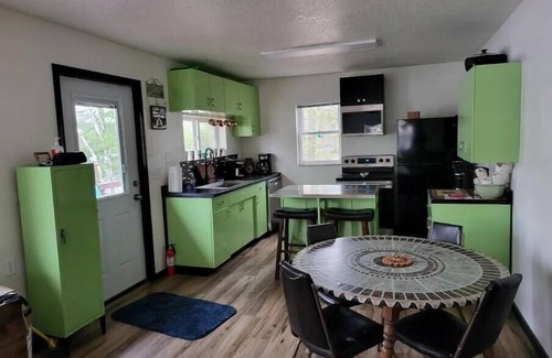 Delta Cabina | Happy Lakeside Getaway