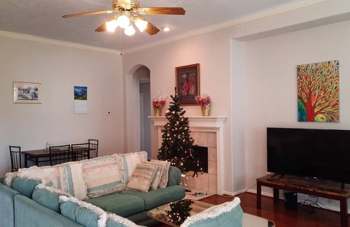 Pearland Casa | Happy man's 6-bedroom comfortable home