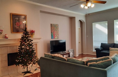 Pearland Casa | Happy man's 6-bedroom comfortable home