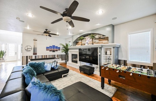 Foothills Casa | Happy Oasis 4BR/4BA Home w/ Theater, Pool, BBQ & Pool Table
