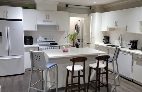 District of North Vancouver Casa | Happy Place!