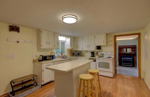 Hendersonville Casa | Happy Shack Mountain Bike Nirvana bordering DuPont State Park, dogs OK, bike workshop, Biltmore Pass