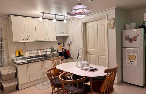 Seongnae-dong Apartamento | HAPPY STAY in seoul near kspo dome, #LotteTower #FreeParking #7NightsAirportPickup #GroupStay #DDP #Jongno #6PeopleAccommodation #8MinFromDunchonStation