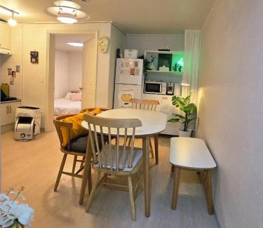 Seongnae-dong Apartamento | HAPPY STAY in seoul near kspo dome, #LotteTower #FreeParking #7NightsAirportPickup #GroupStay #DDP #Jongno #6PeopleAccommodation #8MinFromDunchonStation