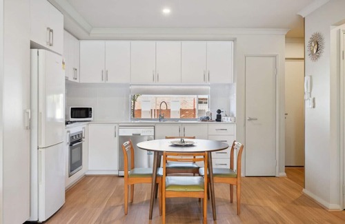 Bassendean Apartamento | Happy Stays Classic Mid-Century Modern Escape