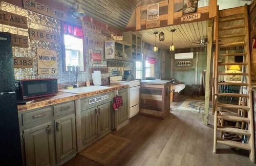 Voca Cabina | Happy Trails Cabin - Sleeps 5 Adults, 4 Children