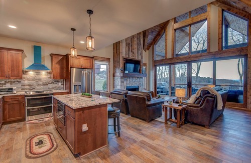 Elk Park Cabina | Happy Trails - Pet friendly Eagles Nest with view, hot tub, fire pit
