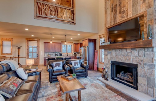 Elk Park Cabina | Happy Trails - Pet friendly Eagles Nest with view, hot tub, fire pit