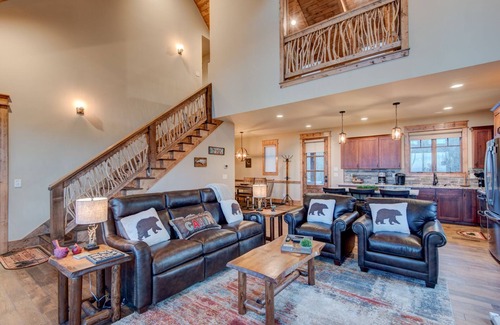 Elk Park Cabina | Happy Trails - Pet friendly Eagles Nest with view, hot tub, fire pit