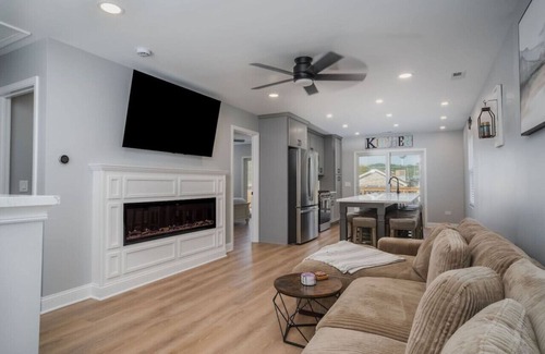 Fox Lake Apartamento | Harbor Clubhouse 3Bed 3.5Bath Modern Waterfront with Hot Tub & Pet Friendly