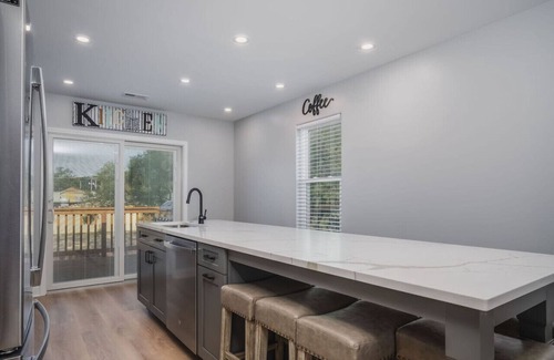 Fox Lake Apartamento | Harbor Clubhouse 3Bed 3.5Bath Modern Waterfront with Hot Tub & Pet Friendly