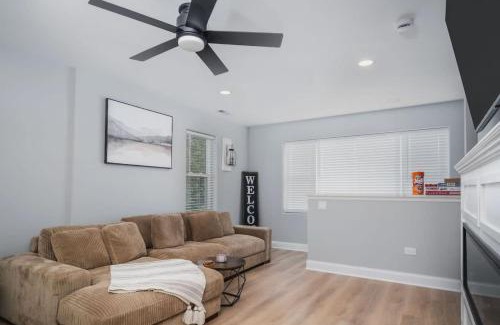 Fox Lake Casa | Harbor Clubhouse Modern Waterfront with Hot Tub and Pet Friendly