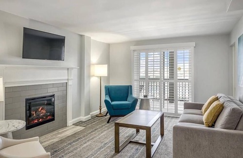 Yachting Village Complejo | HARBOR FRONT Resort on Thames St close to Shops & Bars!