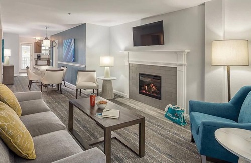 Yachting Village Complejo | HARBOR FRONT Resort on Thames St close to Shops & Bars!