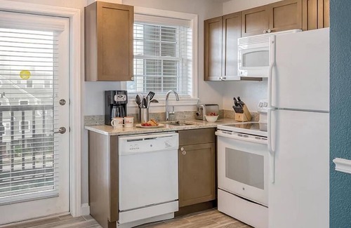 Yachting Village Complejo | HARBOR FRONT Resort on Thames St close to Shops & Bars!