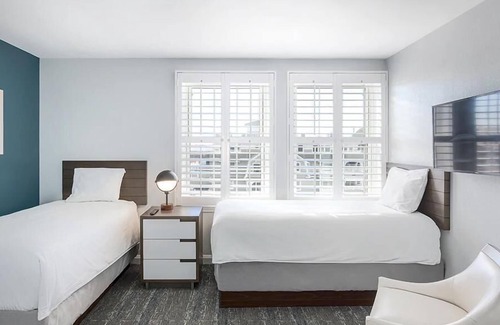 Yachting Village Complejo | HARBOR FRONT Resort on Thames St close to Shops & Bars!