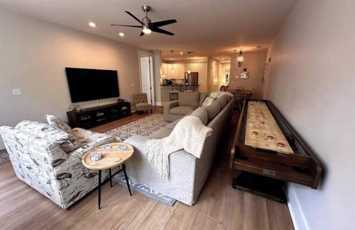 St. James Casa | Harbor Moon - 3 miles to Oak Island!