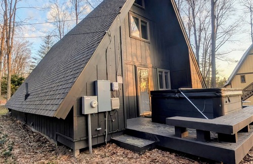 Harbor Springs Chalet De Esquí | Harbor Springs Escape, renovated chalet that sleeps 6, near Nubs & Boyne.